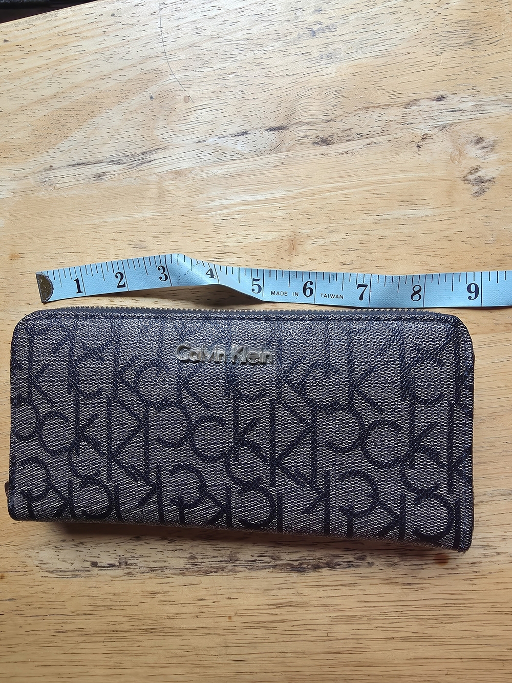Calvin Klein Signature Zip Monogram Wallet - Picture 5 of 10